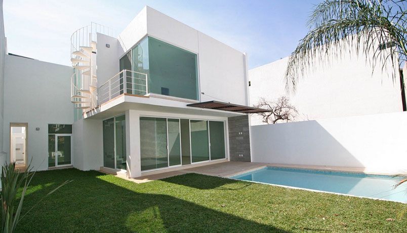 Casa tipo residencial con alberca y jardín privado